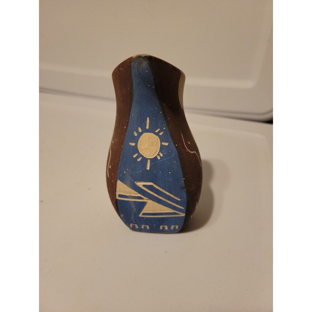Vintage Sioux Native American Pottery Vase signed Coyote S.P.R.C.S.D. Sun 1978